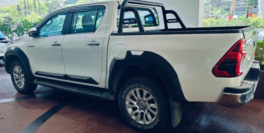toyota hilux white image